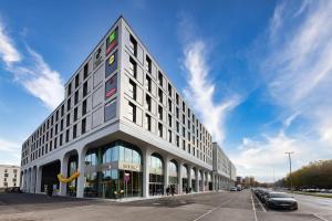 慕尼黑ibis Styles Muenchen Perlach的街道拐角处的大建筑