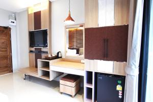 北冲Avarin Resort的厨房配有书桌和电视。
