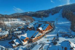 什切尔克梅塔葡萄树SPA度假酒店的雪地中滑雪胜地的空中景观