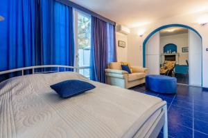 班约勒Apartments Mila Banjole的一间卧室设有一张床和一间客厅。