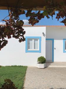 塔维拉Summer Reference的白色的房子,有蓝色的门