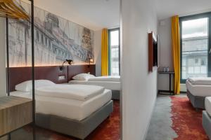 慕尼黑Campanile Muenchen Sendling的一间酒店客房,设有两张床和电视