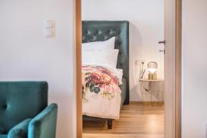 泰尔梅诺Eichhof Apartment Thymian的一间卧室配有一张带绿色床头板的床
