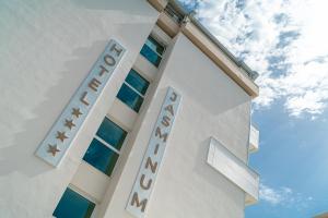 比比翁Hotel Jasminum的白色的建筑,上面有酒店标志