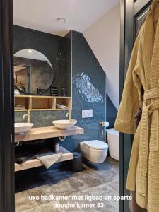 佐特兰德海特鲍维杰住宿加早餐旅馆的浴室设有2个水槽和镜子