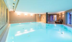瓦尔内明德施特兰德哈弗公寓酒店的一个大游泳池位于房间中间
