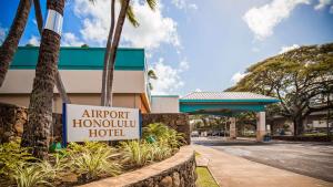 檀香山火奴鲁鲁机场酒店的机场好莱坞酒店标志就在酒店前