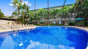 檀香山火奴鲁鲁机场酒店的酒店前方的大型游泳池