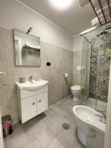 托瓦尼亚ALDIVA ROOMS的一间带水槽、淋浴和卫生间的浴室