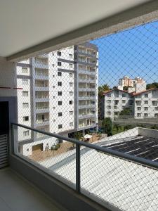 热河市Flat 405 - Condomínio Veredas do Rio Quente - Diferenciado com ar na sala e no quarto的阳台享有大型白色建筑的景致。