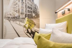 莱比锡温多夫西佳酒店的一间酒店客房,配有一张床和一张骑车者的图片