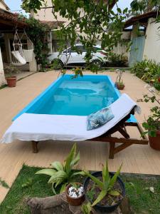阿拉亚尔达茹达Casa Tropical Arraial D' Ajuda的庭院内带床的游泳池