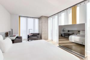鹿特丹恩豪鹿特丹酒店的白色卧室配有床和书桌