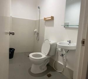 TunghaanDeluxe studio unit at Modena Town Sq的白色的浴室设有卫生间和水槽。