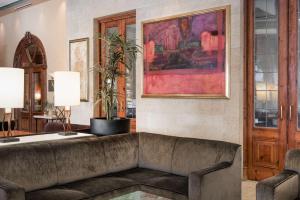 维戈维戈帕拉西奥NH酒店的带沙发和绘画的客厅