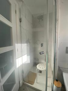 圣巴托洛梅Apartamento Oasis Palmeras 4的带淋浴和盥洗盆的浴室