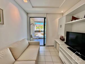 嘎林海斯港Marulhos Muro Alto, Apartamento Encantador的带沙发和电视的客厅