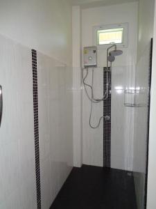 Ban Khao ThongPARADIS VERT的带淋浴的浴室,配有窗户和淋浴