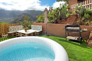 贝加德圣马特奥Ca' Navarro的后院设有热水浴池、桌子和烧烤架。