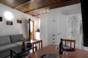 贝加德圣马特奥Ca' Navarro的客厅配有桌子和沙发