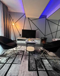 罗纳河畔的图尔农The Dream Spa 07的客厅配有两把椅子和一张桌子