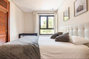 吉塔里亚VILLA ENSUEÑO UNCETA GETARIA的卧室设有一张白色大床和一扇窗户。