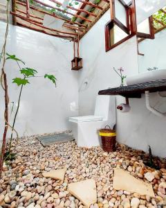 卡诺格布拉达Anacardium的浴室设有岩石地板和水槽