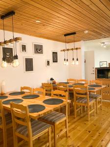 阿尔维斯尧尔Lumi Guest House的一间带大桌子和椅子的用餐室
