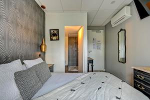 热姆诺普罗旺斯酒店的一间卧室,卧室内配有一张大床