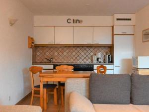 奥瓦伦纳茨Apartment Caroubier 2 by Interhome的一间带桌椅的客厅和一间厨房