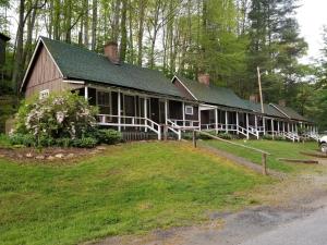 CrumplerThe Cabins at Healing Springs的一座房子前面有院子