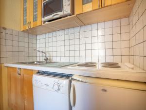 里蒙纽耶Apartment Les Mélèzes-5 by Interhome的厨房配有炉灶和洗衣机。