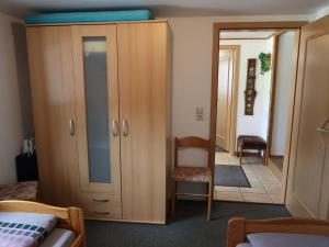 VorderfalkauHoliday Home Möslehof by Interhome的一间卧室配有橱柜和镜子