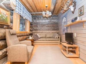 NissiHoliday Home Pajalan honka by Interhome的带沙发和电视的客厅