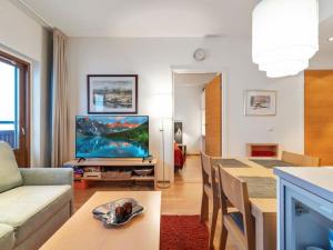 于莱Holiday Home Ski chalet vii 7406 by Interhome的客厅配有沙发和桌子