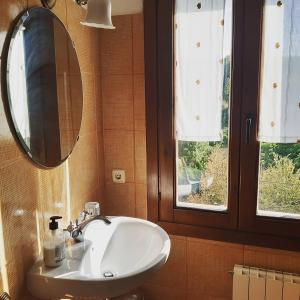 Vallvert de QueraltCasa Miret的一间带水槽和镜子的浴室以及窗户。