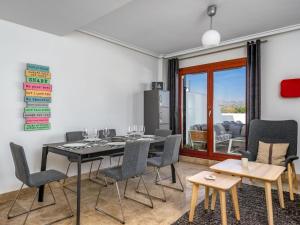 米哈斯科斯塔Holiday Home Navigolf by Interhome的一间带桌椅的用餐室和一间厨房