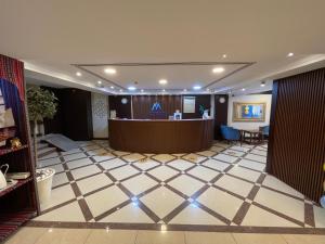 迪拜MOUNT SINA HOTEL By AURA的大堂设有前台和办理入住柜台。