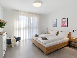 洛迦诺Apartment LocTowers A4-4-3 by Interhome的一间卧室设有一张大床和一个大窗户