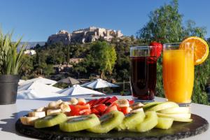 雅典迪西奥酒店的桌上的水果盘和饮料