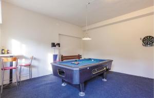 卡什泰拉Beautiful Apartment In Kastel Stafilic With 5 Bedrooms, Wifi And Outdoor Swimming Pool的一间房间,内设台球桌