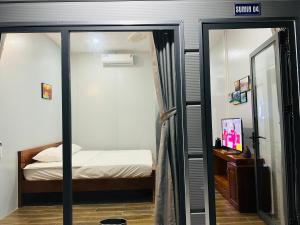 富国SuMin Homestay的一间小卧室,配有一张床和镜子