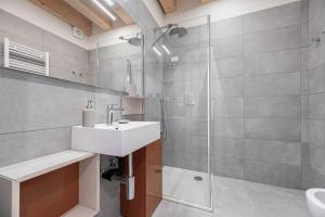 帕多瓦Palazzo '900 Design Flats - Il Poeta的一间带水槽和淋浴的浴室