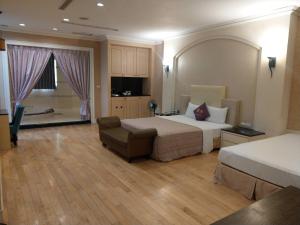 高雄Lisa Motel的大型酒店客房 - 带两张床和一张沙发