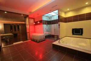 高雄Lisa Motel的大型浴室设有浴缸和淋浴。