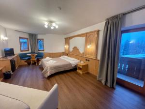 圣马蒂诺-迪卡斯特罗扎Hotel Villa Aurora的酒店客房设有一张床和一个大窗户