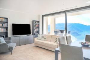 佩尔莱多THE VIEW!!! by Design Studio的带沙发、桌子和电视的客厅