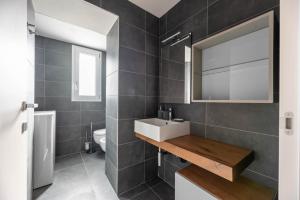 帕多瓦Palazzo '900 Design Flats - Il Pittore的一间带水槽和镜子的浴室