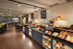 阿姆斯特丹诺瓦酒店的面包店,长柜台,提供面包和糕点
