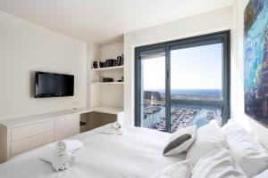 荷兹利亚BMarina view 2bd Luxury Ap的卧室设有一张大白色的床和大窗户